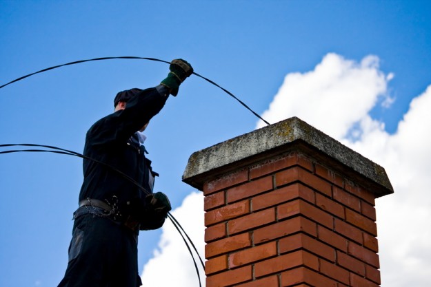 Trabajador inspeccionando una chimenea