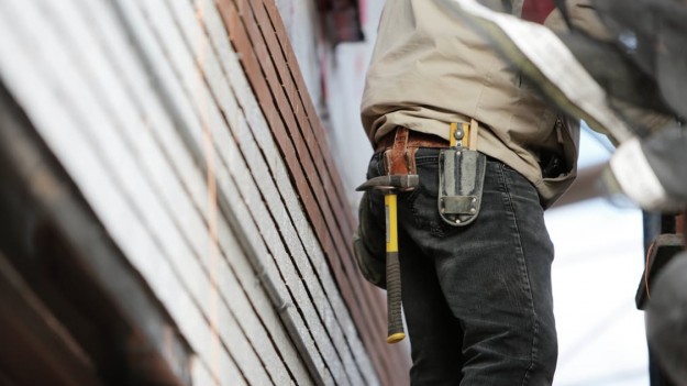 Trabajador reparando